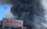 昆明一商贸城发生火灾，现场浓烟滚滚，商户：正在扑火